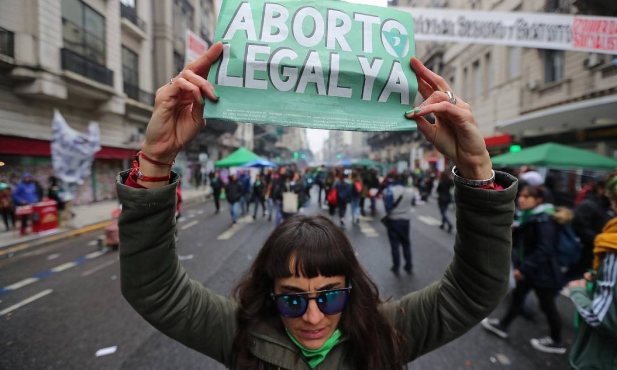 Mulheres estão à frente das manifestações pró-aborto legal na Argentina Foto: MARCOS BRINDICCI / REUTERS