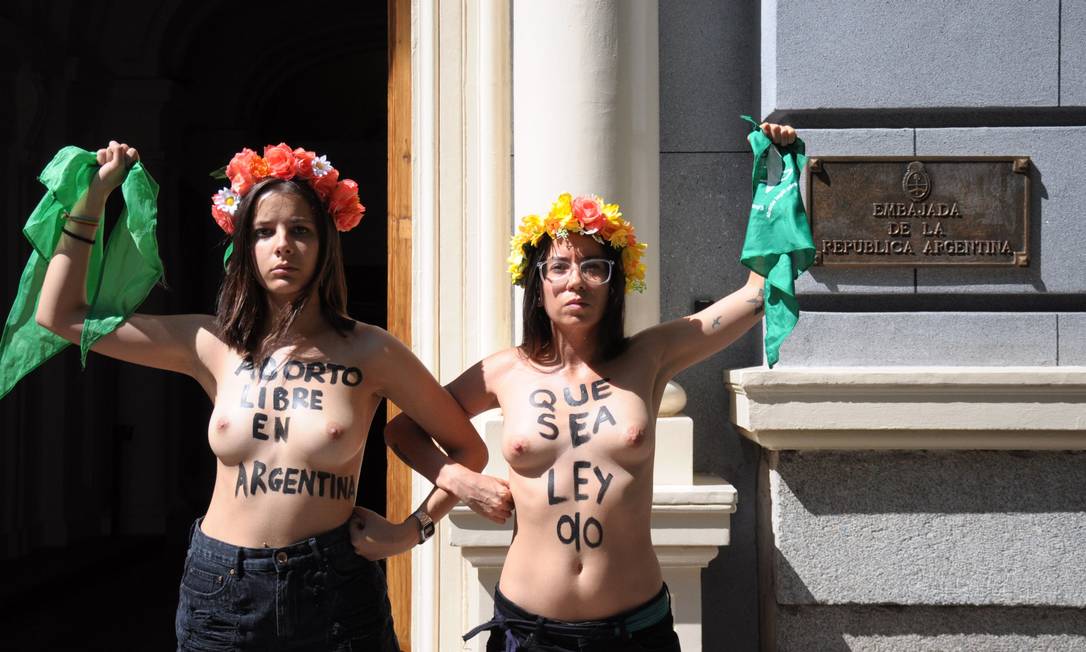 Ativistas do grupo feminista Femen se engajaram nas manifestações pela aprovação do projeto de aborto legal na Argentina em 2018, em frente à embaixada do país em Madri Foto: AFP/FEMEN / AFP