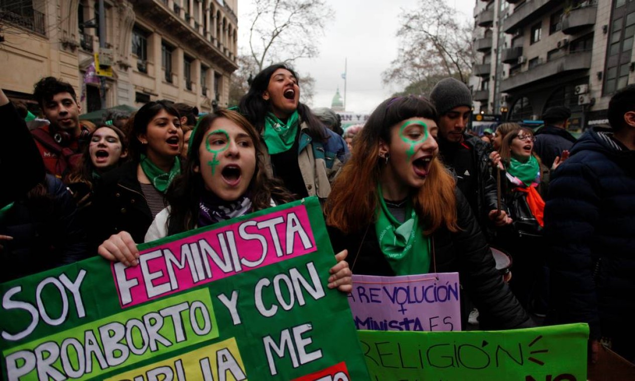 Jovens dão seu apoio ao projeto de aborto legal nas ruas de Buenos Aires Foto: MARTIN ACOSTA / REUTERS