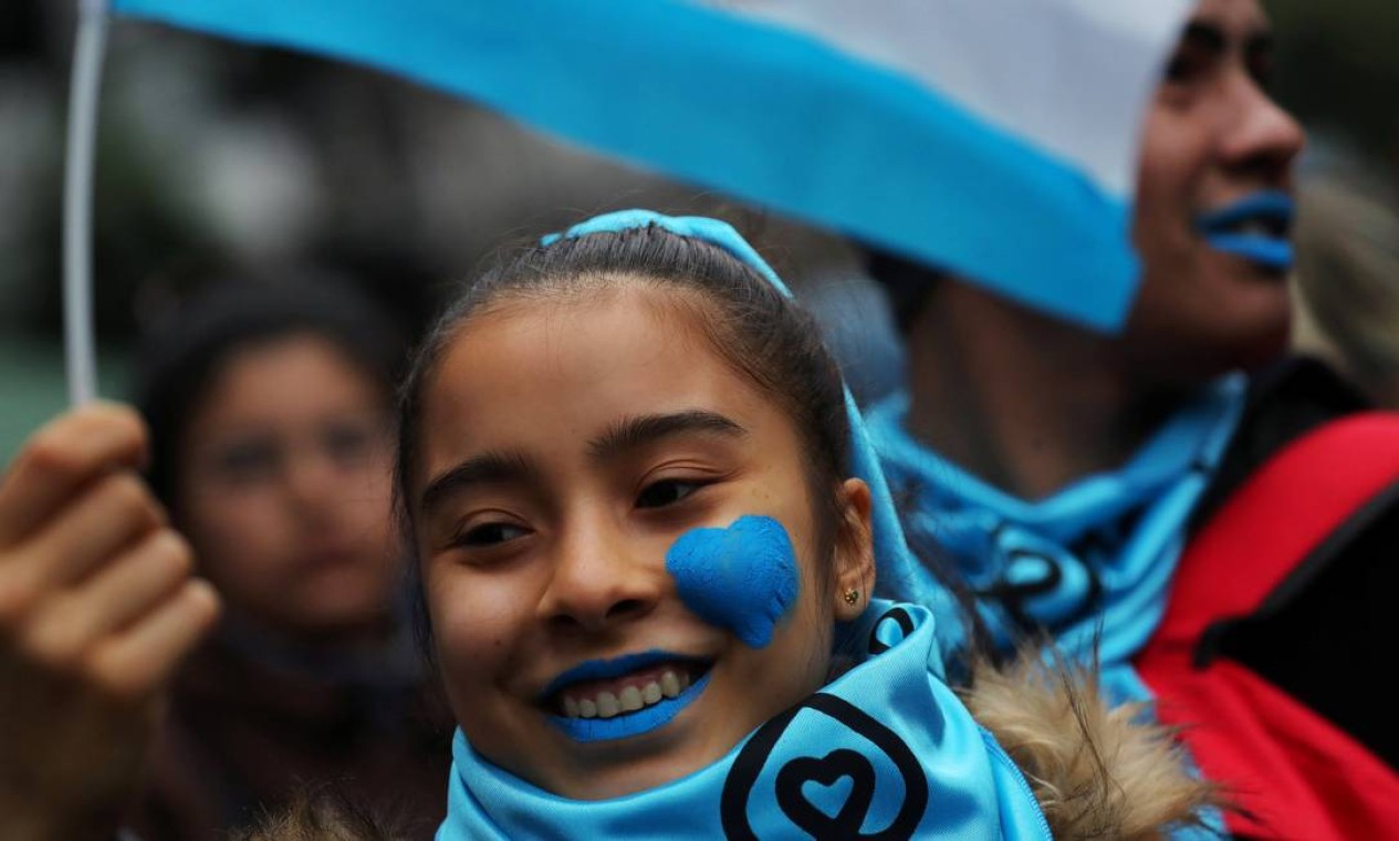 Opositores do projeto de legalização do aborto também se reuniram em manifestações em Buenos Aires nesta quarta Foto: MARCOS BRINDICCI / REUTERS