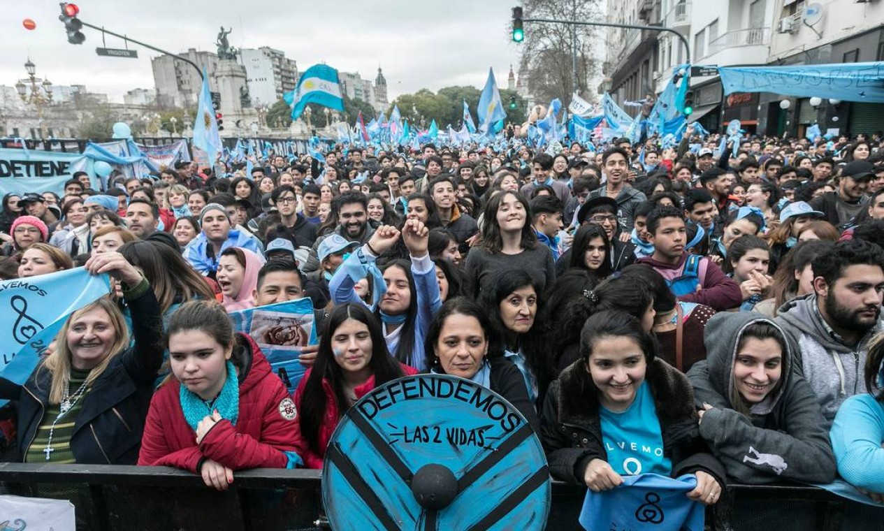 Com lenços da cor azul, os opositores do projeto também foram para as cercanias do Congresso argentino Foto: ALBERTO RAGGIO / AFP