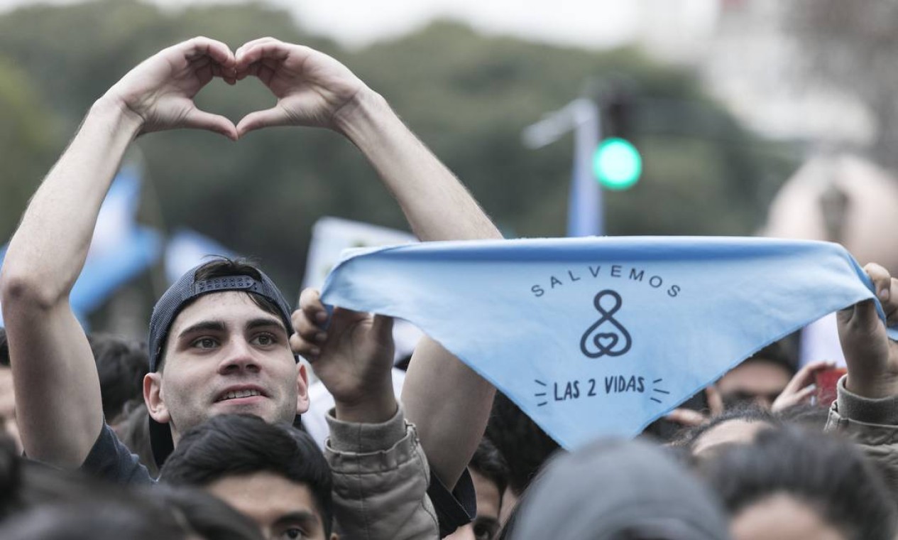 Nos lenços azuis da capanha contra o aborto, o slogan 'salvemos as duas vidas' Foto: ALBERTO RAGGIO / AFP