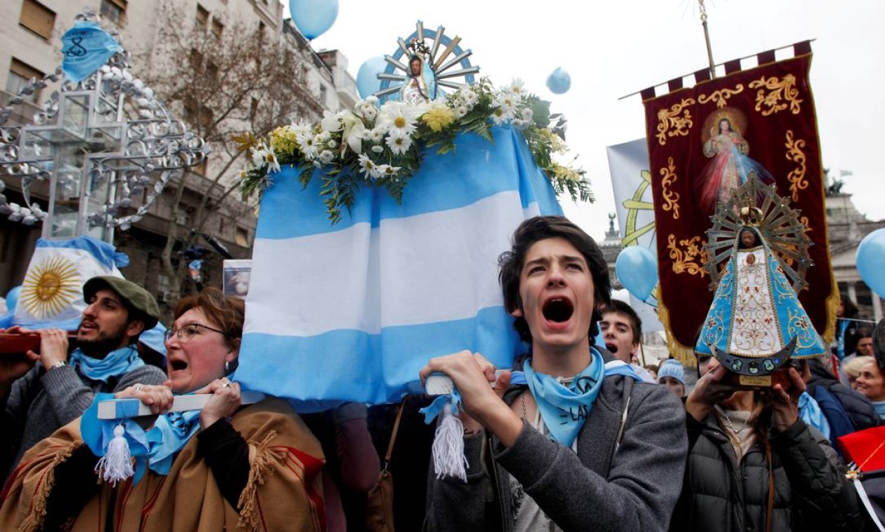 Imagens religiosas também foram levadas às ruas de Buenos Aires pelos manifestantes anti-aborto Foto: MARTIN ACOSTA / REUTERS