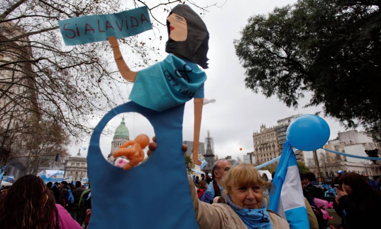 Opositora do projeto de aborto legal carrega boneca mostrando uma grávida no protesto próximo ao Congresso da Argentina Foto: MARTIN ACOSTA / REUTERS