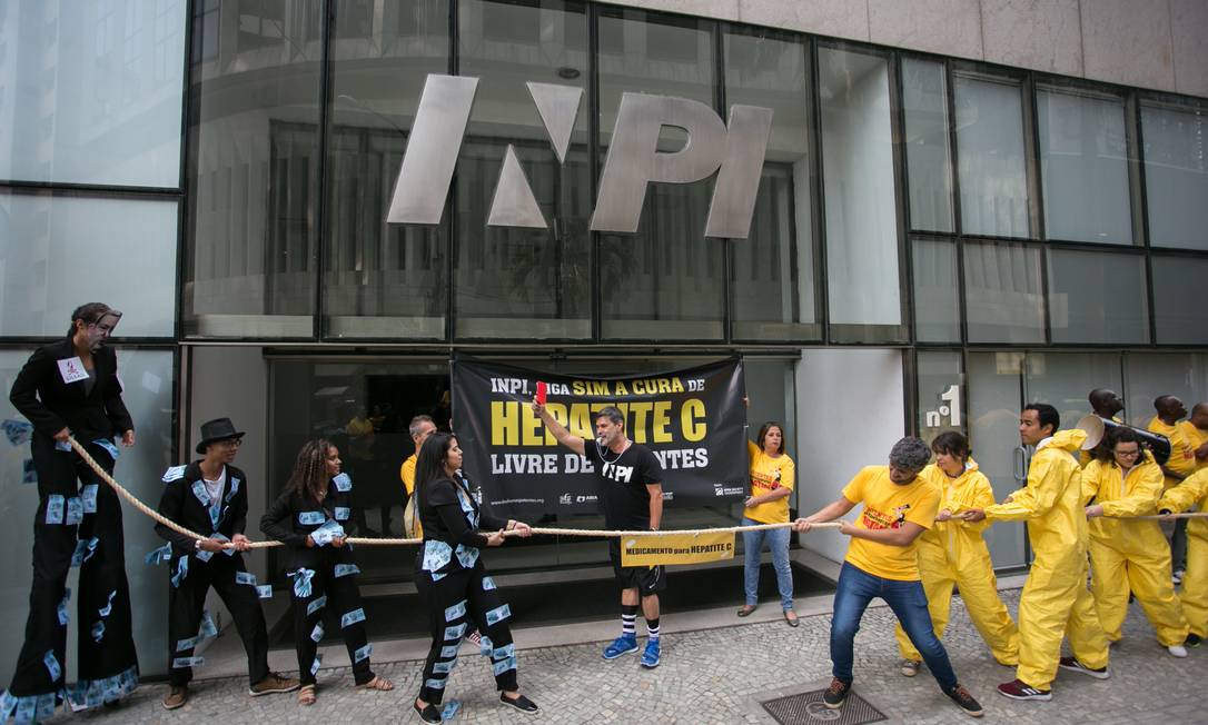 Manifestantes encenam "cabo de guerra" entre pacientes que dependem de remédios de distribuição gratuita e indústria farmacêutica na porta do INPI, em agosto de 2018 Foto: Paula Giolito / ABIA