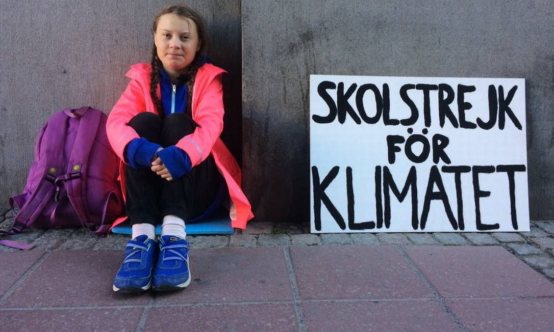 Greta Thunberg está há duas semanas faltando as aulas para protestar pelo meio ambiente em frente ao Parlamento sueco Foto: Reprodução/Twitter