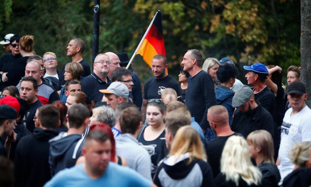 Pessoas em protesto na cidade alemã de Chemnitz onde homem de 22 anos foi morto, supostamente por dois imigrantes Foto: HANNIBAL HANSCHKE / REUTERS