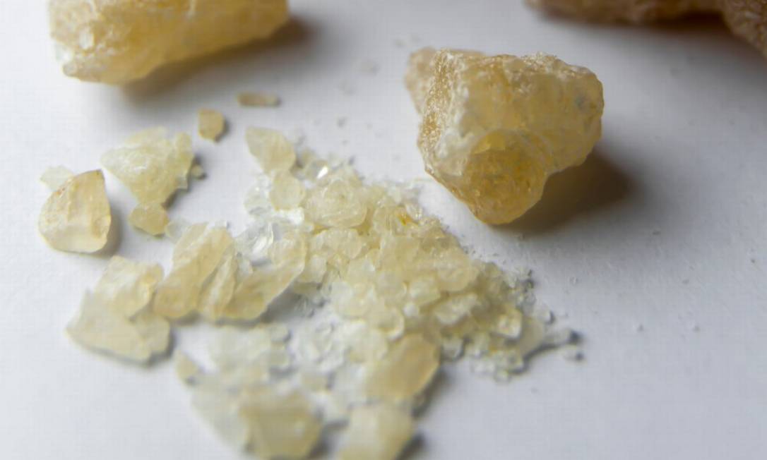 Em forma de cristal, o MDMA costuma ser diluído em água para ser consumido em festas e blocos Foto: Shutterstock