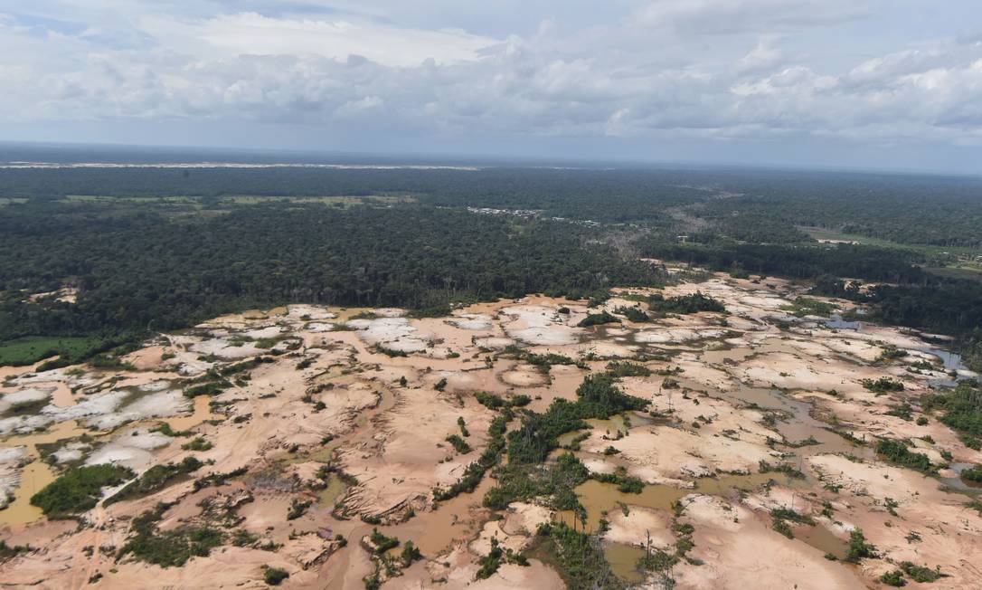 Vista aérea de uma área quimicamente desmatada da floresta amazônica na bacia hidrográfica da região de Madre de Dios no sudeste do Peru Foto: CRIS BOURONCLE / AFP