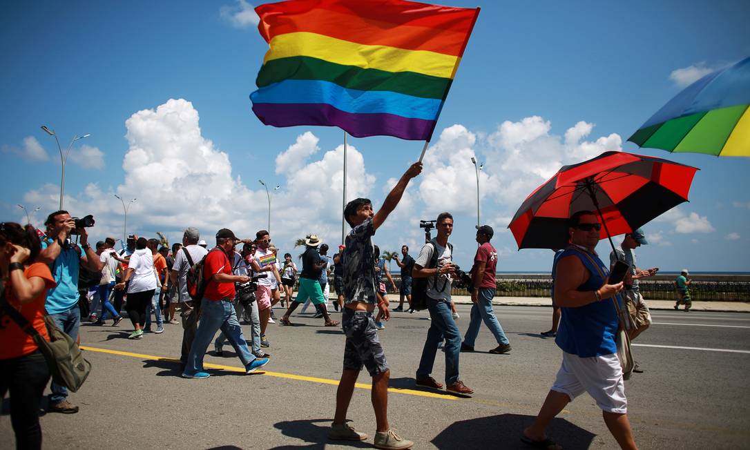 Ativistas se juntam antes da marcha anual contra a homofobia e a transfobia em Havana, em 14 de maio de 2016 Foto: Alexandre Meneghini / REUTERS