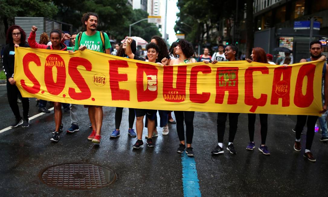 Manifestantes protestam no centro do Rio, no dia 15 de maio, contra cortes na Educação Foto: PILAR OLIVARES/REUTERS/15/5-2019