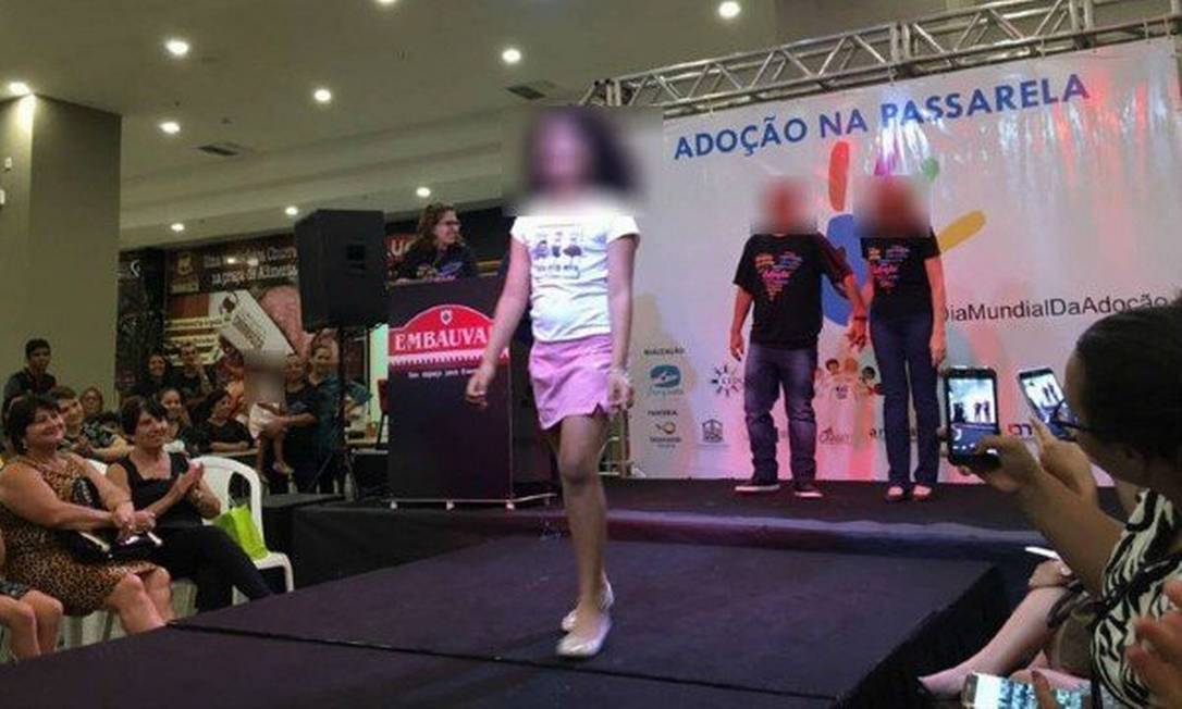 O evento "Adoção na Passarela" foi alvo de críticas na internet; em um shopping de Cuiabá, crianças e adolescentes de 4 a 17 anos aptos a serem adotados participam de um desfile Foto: Divulgação