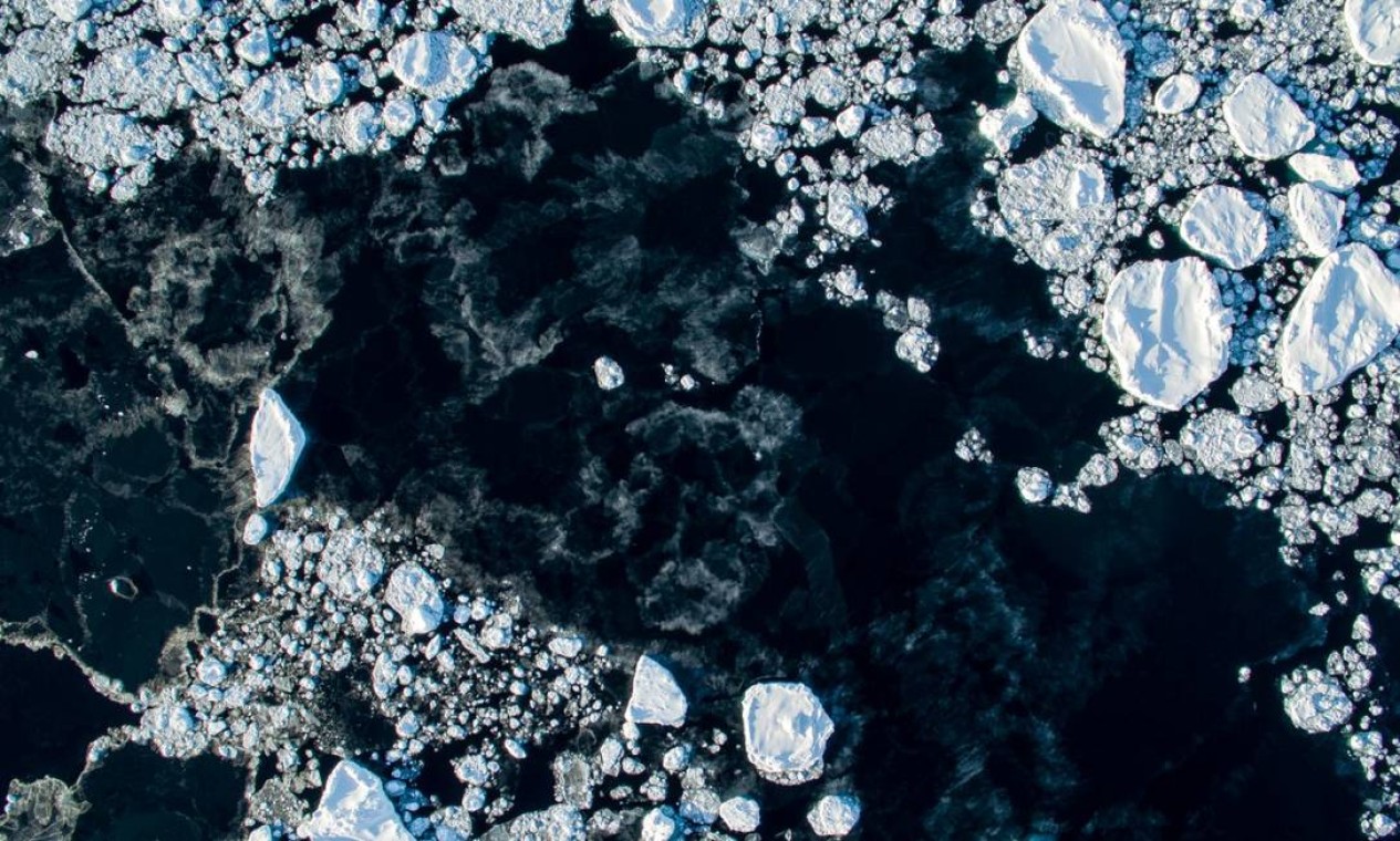 Gelo flutuando na Groenlândia, "isso foi no inverno", escreve Ledoux, explicando que durante o inverno este local costumava estar completamente congelado; "o aquecimento global afeta todos os lugares da terra" Foto: Florian Ledoux