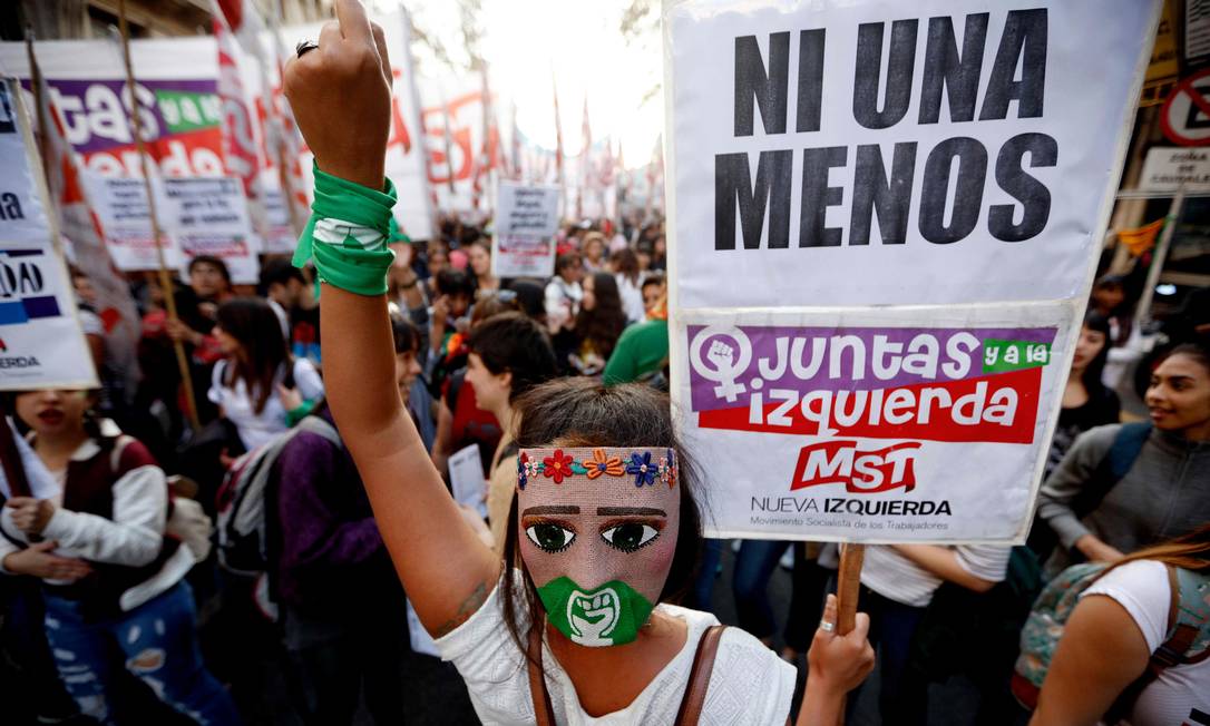 Milhares de mulheres marcharam nesta segunda-feira no centro de Buenos Aires para repudiar os feminicídios e reivindicar a legalização do aborto. Uma delas segurava um cartaz com os dizeres "Nenhuma a menos". Foto: EMILIANO LASALVIA / AFP