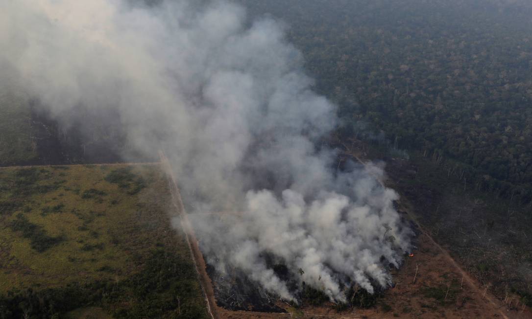 Fumaça se espalha durante um incêndio em uma área da floresta amazônica perto de Porto Velho, Estado de Rondônia, nesta quarta-feira, 21 Foto: UESLEI MARCELINO / REUTERS