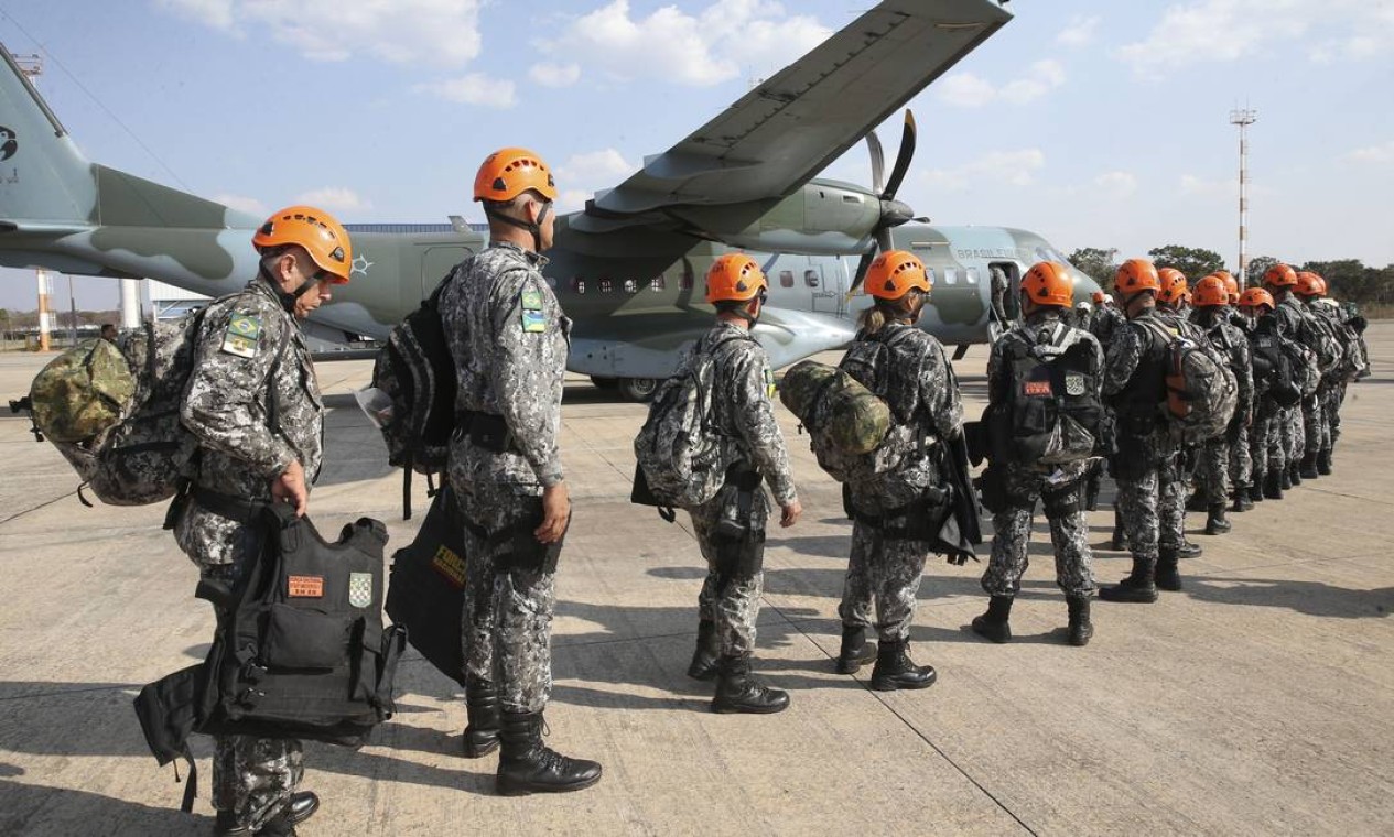 Equipes da Força Nacional, que ajudarão no combate ao incêndio na Amazônia, embarcam na Base Aérea de Brasília Foto: Antonio Cruz/Agência Brasil / Divulgação