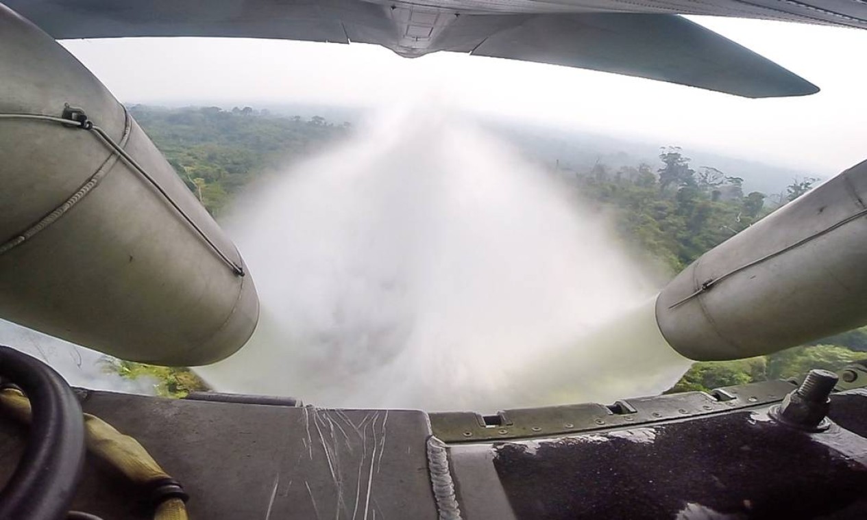 Os aviões têm capacidade de transportar 12 mil litros de mistura de água e produtos químicos Foto: Divulgação / Ministério da Defesa