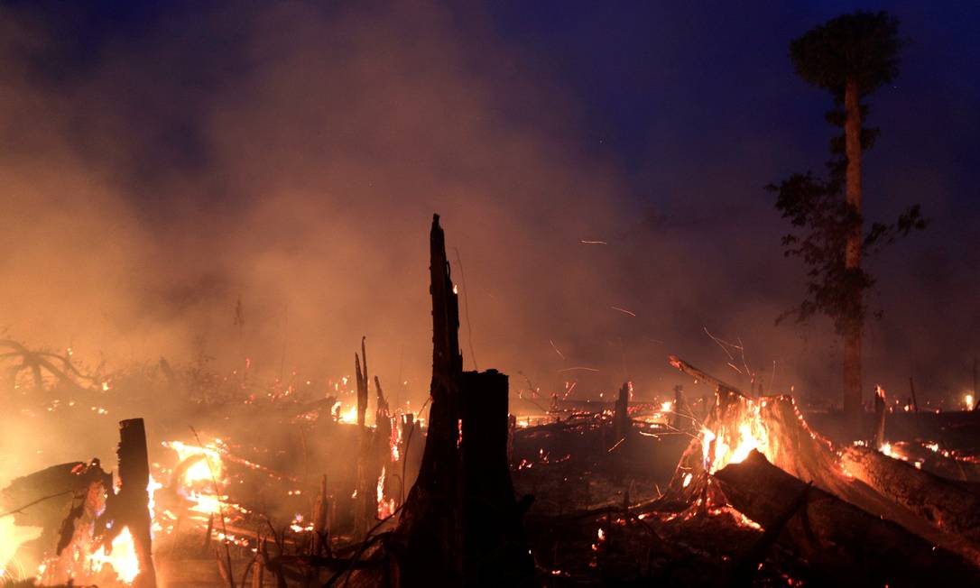 Incêndio em trecho da Floresta Amazônica causado por agricultor em Machadinho do Oeste, Rondônia, para limpeza de terreno Foto: RICARDO MORAES / REUTERS
