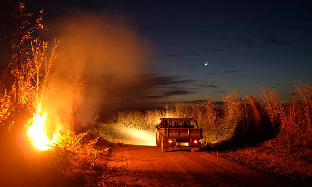 Um incêndio queima trecho da floresta amazônica no Mato Grosso. Foto: LUCAS LANDAU / Reuters