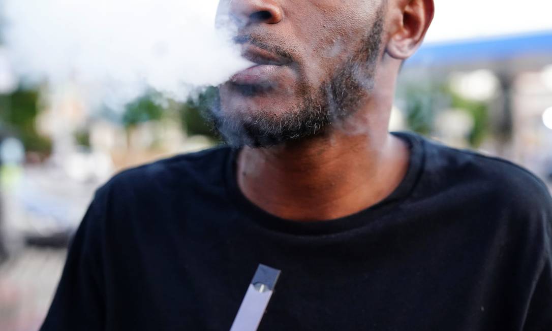 Homem fuma cigarro eletrônico da Juul em Atlanta, nos EUA Foto: ELIJAH NOUVELAGE / REUTERS
