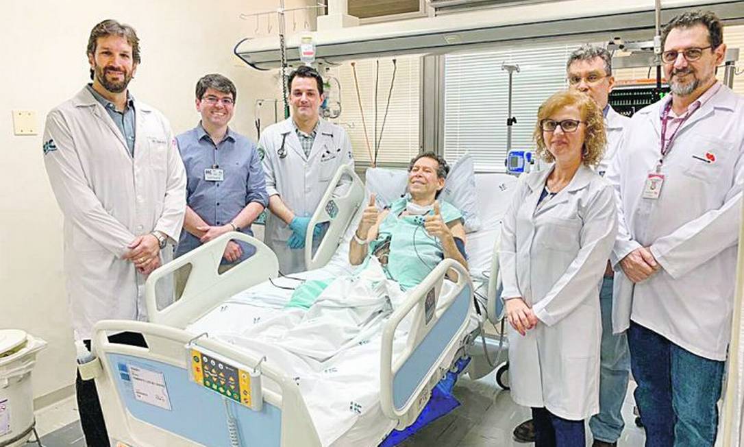 Vamberto Castro (centro) ao lado da equipe médica que o atendeu no Hospital das Clínicas de Ribeirão Preto Foto: Divulgação/HCFMRP