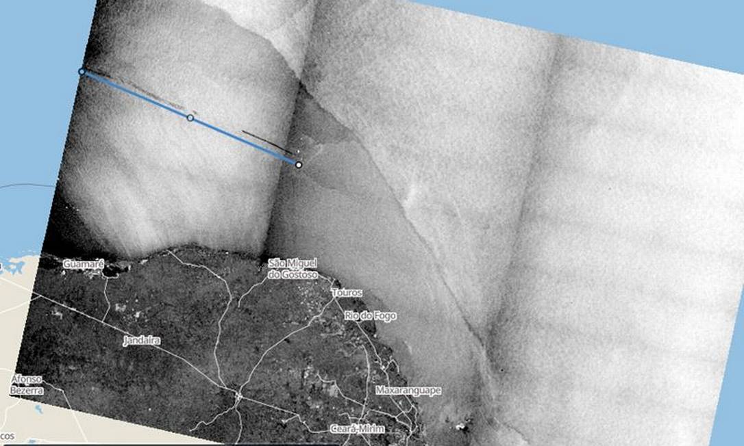 Imagem de satélite obtida por pesquisador da UFAL mostra um rastro negro (paralelo à linha azul, usada para marcar o comprimento da mancha) ao norte do litoral potiguar; ele apareceu antes da passagem do Bouboulina por ali Foto: Humberto Barbosa/UFAL
