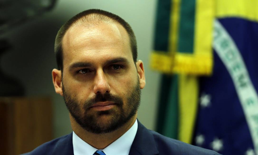 Eduardo Bolsonaro pagou R$ 150 mil em dinheiro vivo durante a compra de dois imóveis na Zona Sul do Rio