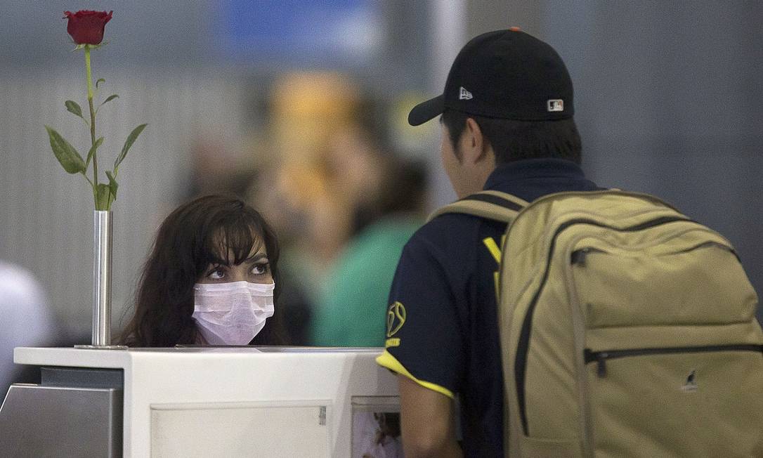 Funcionários de companhia aérea usam máscara no check-in do aeroporto internacional de Guarulhos. 26-02-2020 Foto: Edilson Dantas / Agência O Globo