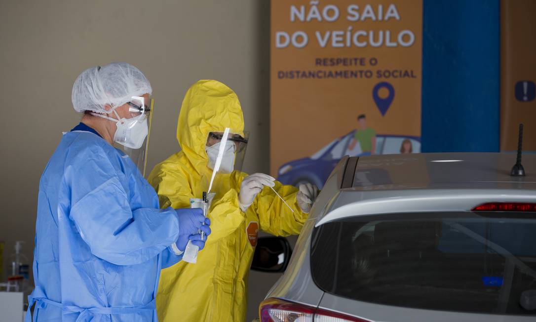Diferença social na pandemia: Clínica Cura coleta material para teste de Covid-19 em drive-thru. Foto: Edilson Dantas / Agência O Globo