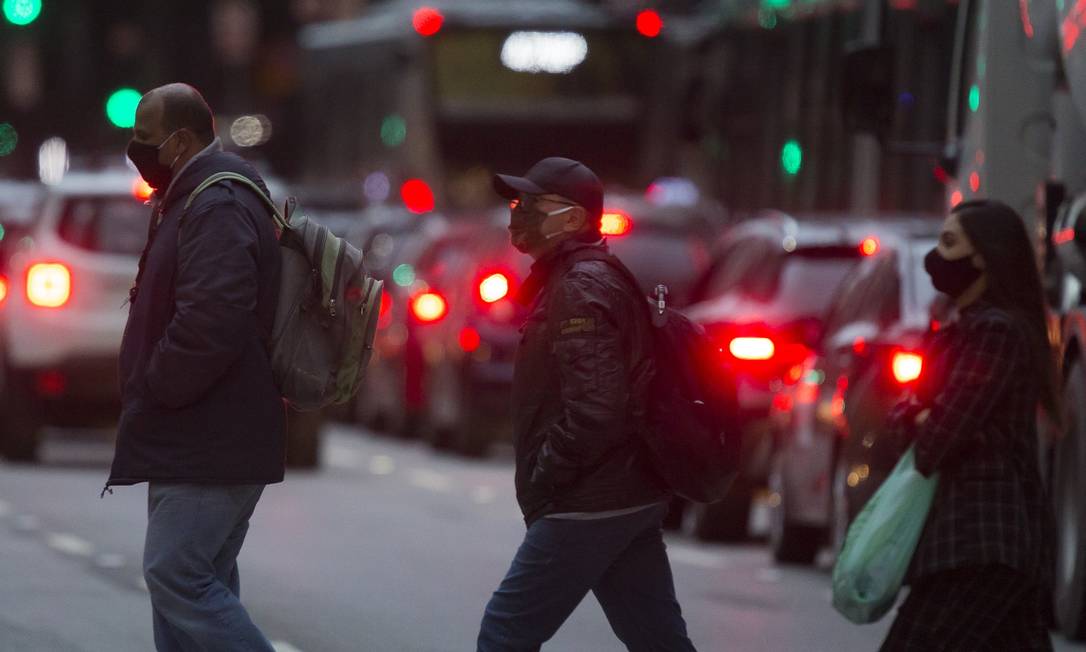 Pedestres caminham em São Paulo: uso da máscara passou a ser obrigatório. Foto: Edilson Dantas / Agência O Globo
