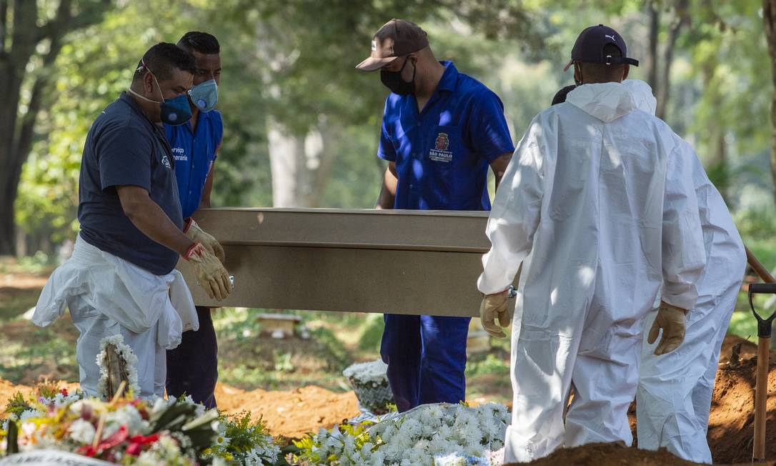 Abertura de covas no Cemiterio Vila Formosa para abrigar corpos de pessoas mortas na pandemia de Covid-19 Foto: FramePhoto / Agência O Globo