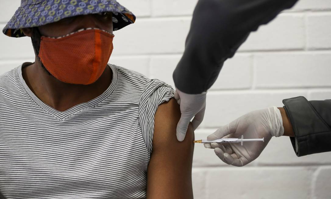 Voluntário sendo vacinado no primeiro dia de testes do imunizante de Oxford contra a Covid-19 na África do Sul Foto: SIPHIWE SIBEKO / REUTERS
