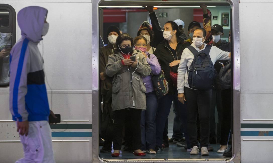 Pandemia. Metrô lotado em São Paulo, que retomou atividades em diferentes fases no estado Foto: Edilson Dantas / Agência O Globo