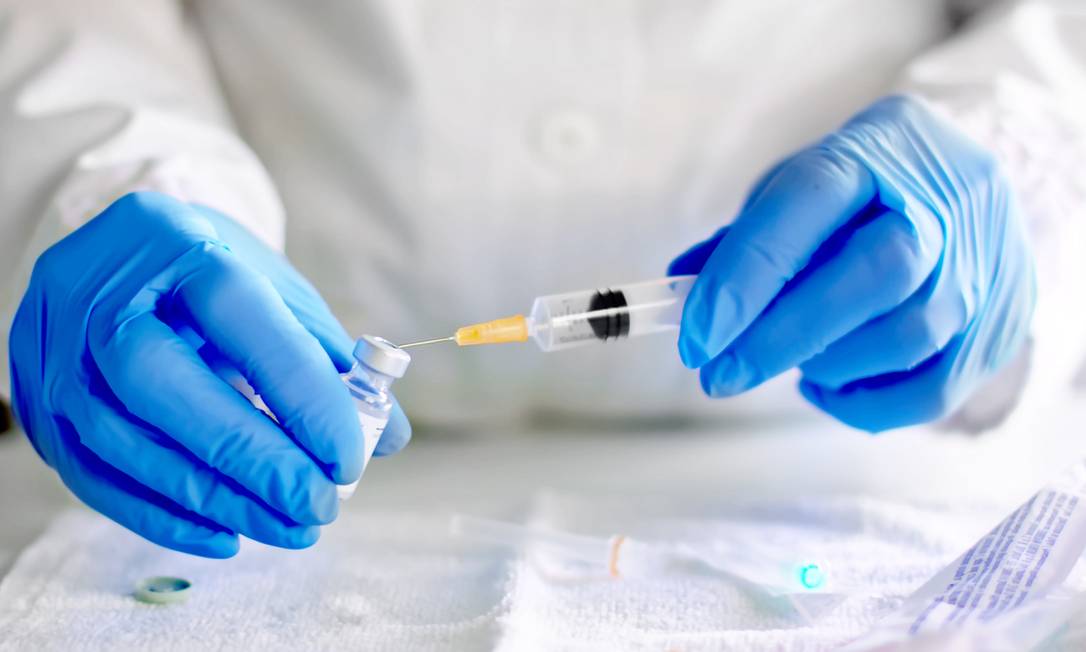Técnico prepara dose de vacina da Covid-19 para a plicação Foto: Getty Images/iStockphoto