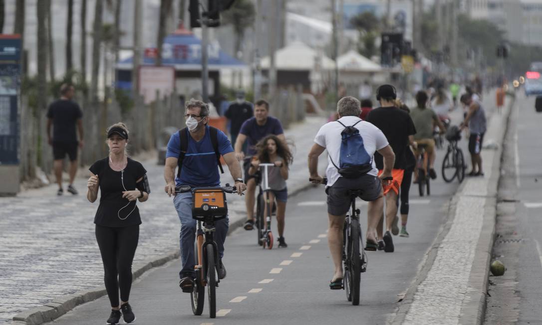 Ciclistas na orla de Ipanema Foto: Alexandre Cassiano / Agência O Globo