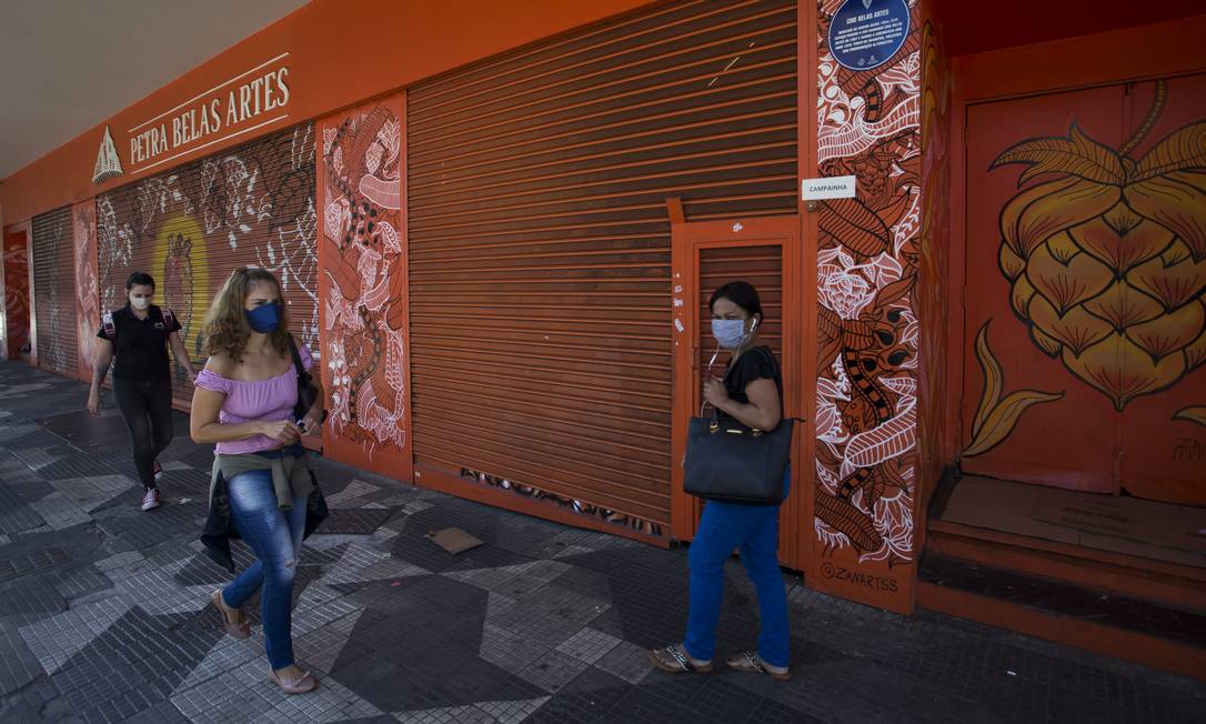 Pedestres usam máscaras em SP: pandemia não arrefeceu no país (23/07/2020). Foto: Edilson Dantas / Agência O Globo