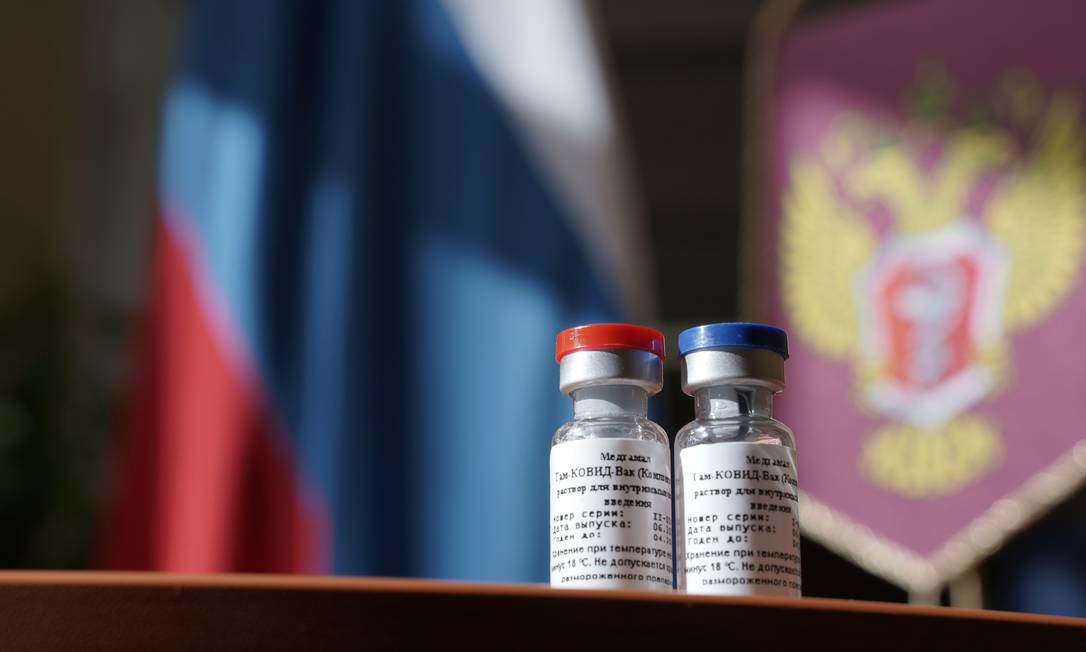 Frascos de vacina contra Covid-19 em testes na Rússia: anúncio foi recebido com cautela e desconfiança pela comunidade científica. Foto: DMITRY KURAKIN / AFP