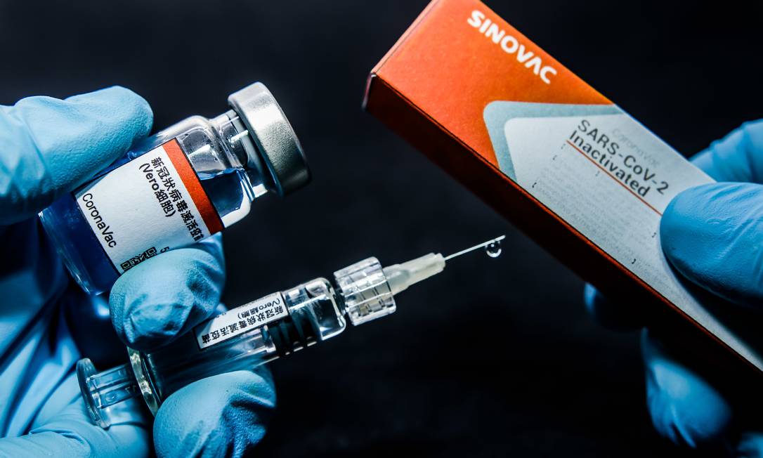 Foto ilustrativa da vacina Coronavac e embalagem, feita pela China, contra COVID-19. Foto: Fotoarena / Agência O Globo