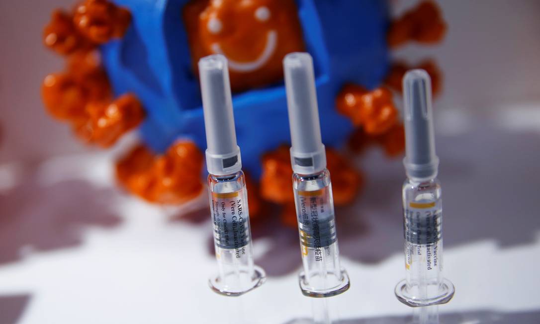 Estande exibe vacina CoronaVac, desenvolvida pelo laboratório chinês Sinovac, e candidata à imunização efetiva contra o novo coronavírus. Foto: TINGSHU WANG / Reuters