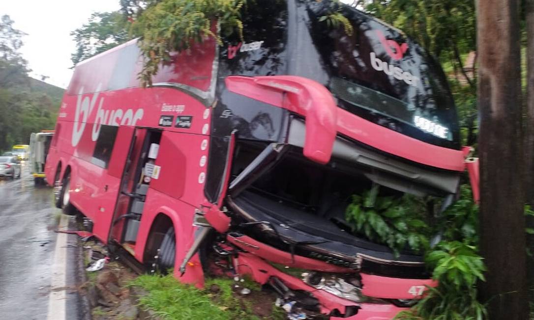 28 passageiros seguiram viagem em outro ônibus. Um dos motoristas foi hospitalizado. Ocupantes do carro morreram Foto: Bombeiros/MG