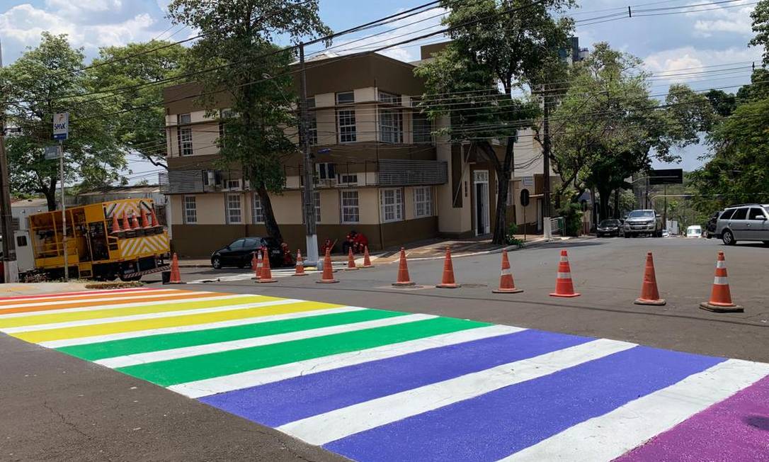 Faixa de pedestres apoia Dia da Visibilidade Trans Foto: Divulgação/Prefeitura de Foz do Iguaçu