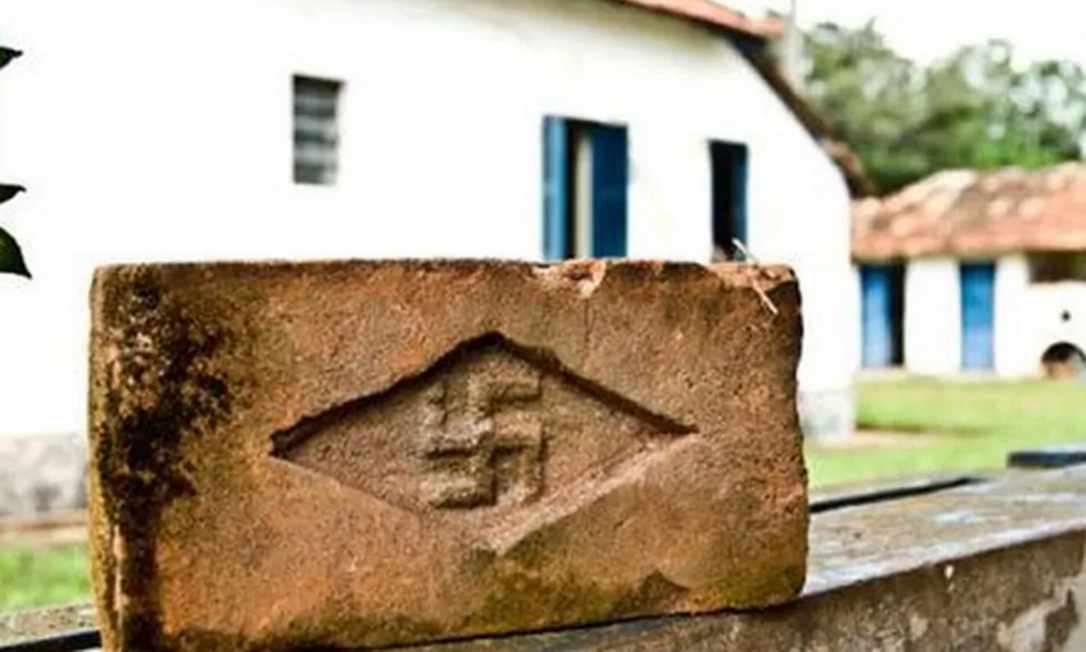 Tijólos com símbolos nazistas foram encontrados em fazenda em SP; o local foi tombado Foto: João Gomes Neto/ Divulgação