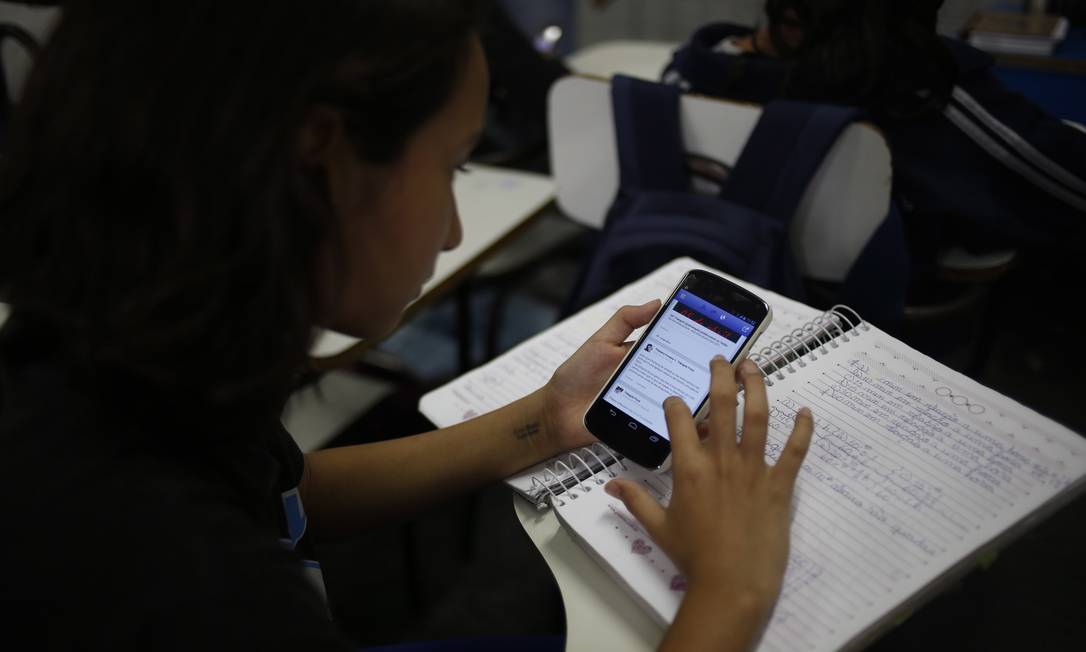 Smartphone na sala de aula: distração para alunos com notas menores, aponta estudo Foto: Paula Giolito / Agência O Globo