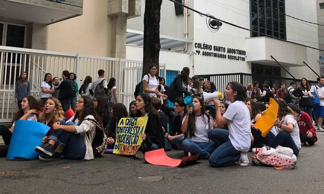 O protesto dos estudantes do Santo Agostinho, em frente ao colégio Foto: Ana Paula Blower