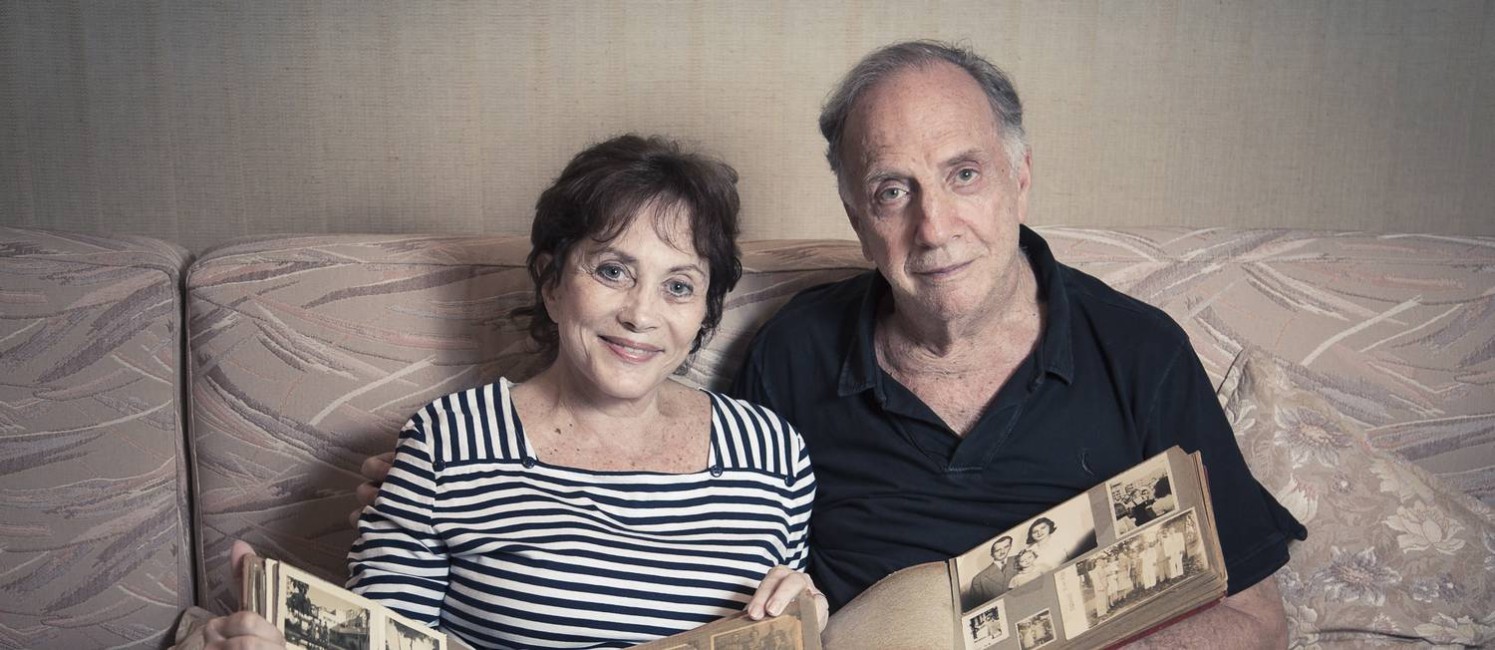 O casal Eva e Arthur relembram trajetória de suas famílias na cidade do Rio Foto: Leo Martins / Agência O Globo