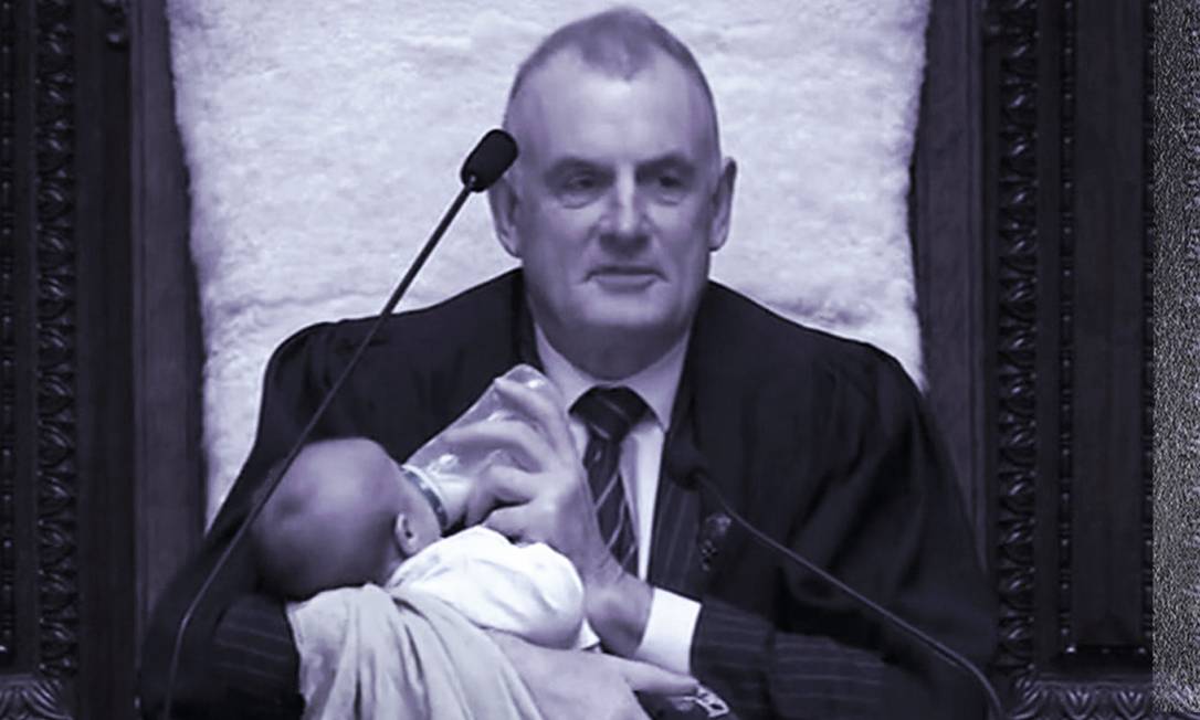 Presidente do Parlamento neozelandês, Trevor Mallard embalou e deu mamadeira a um bebê enquanto conduzia a sessão de debates do dia Foto: Reprodução do Twitter 
