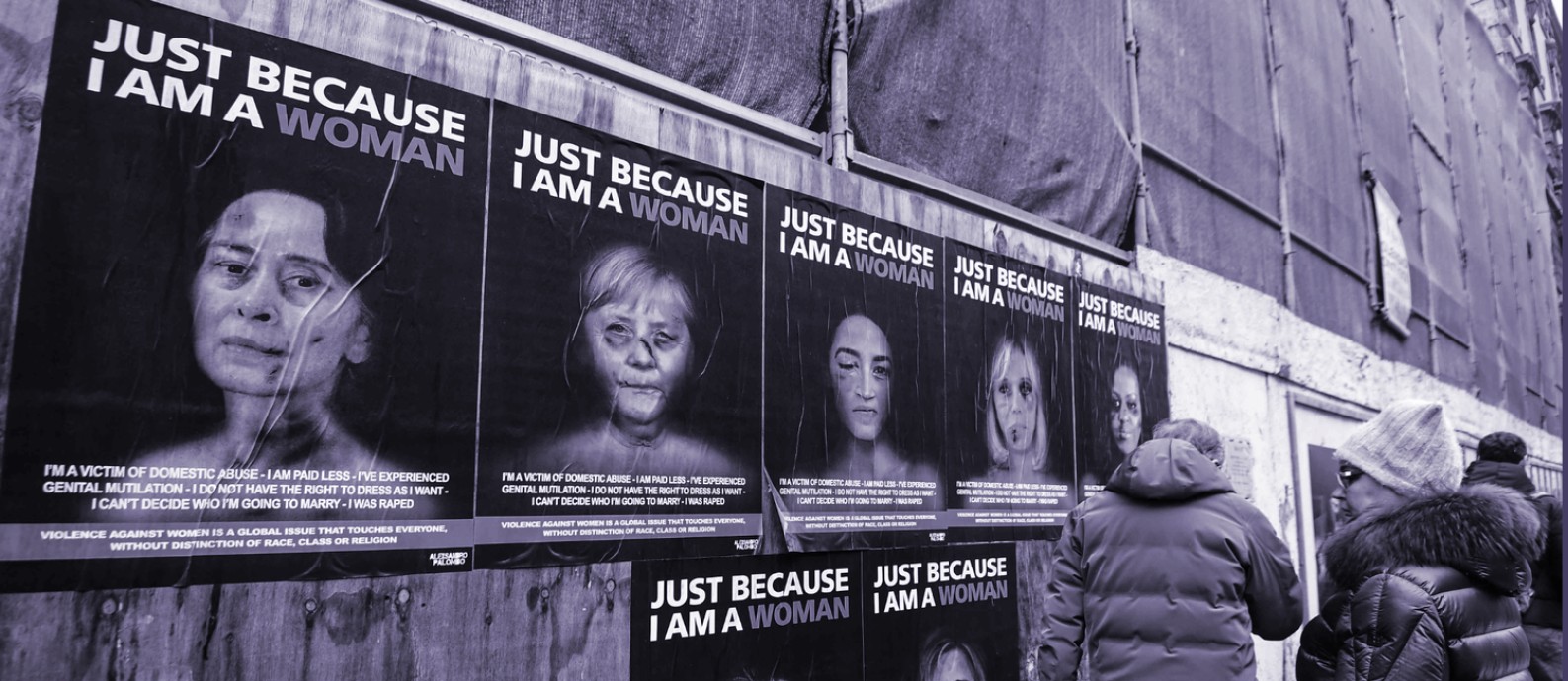 Em Milão, pedestres para para ler cartazes feitos pelo artista Alexsandro Palombo com imagens de mulheres protagonistas da política internacional retratadas como vítimas de agressão Foto: AFP