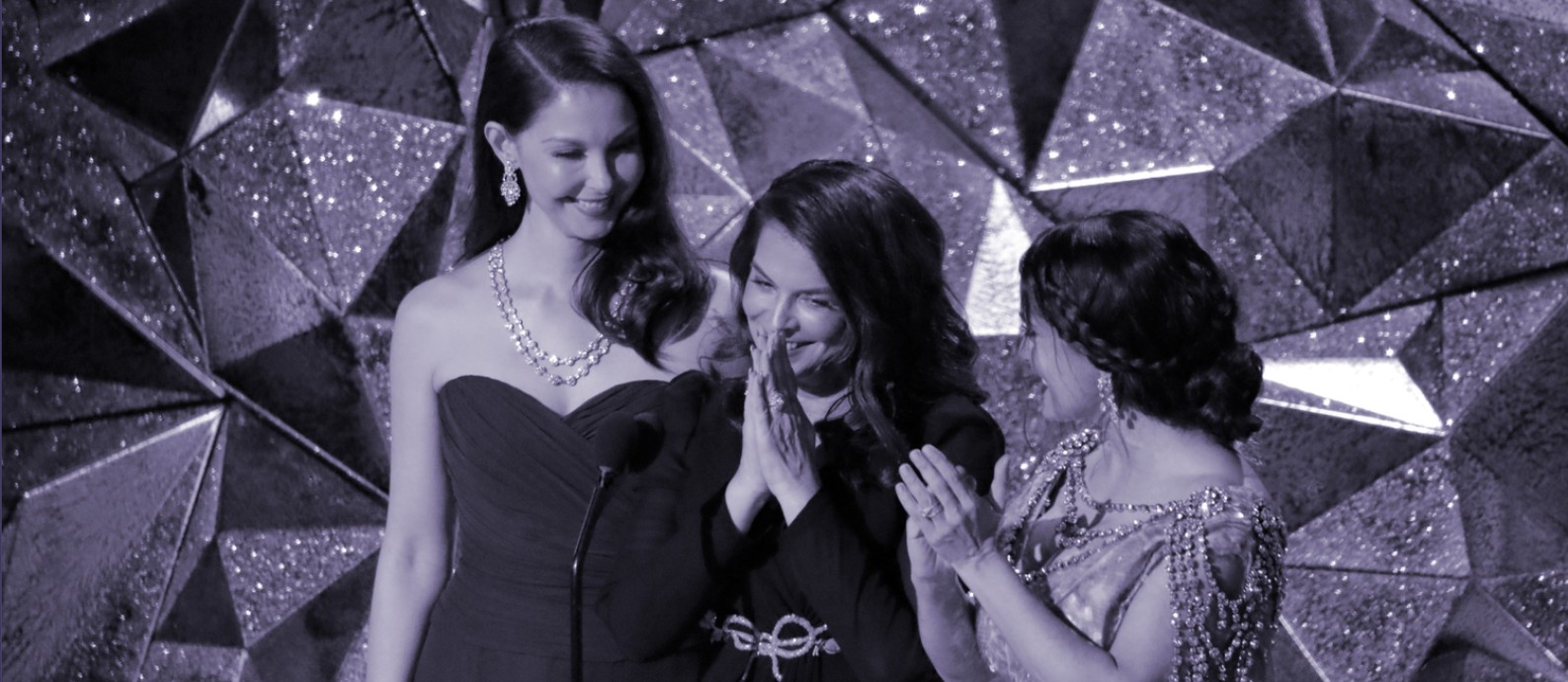 As atrizes Ashley Judd, Annabella Sciorra e Salma Hayek homenageiam as mulheres que quebraram o silêncio e denunciaram seus assediadores no Oscar de 2018 Foto: AFP
