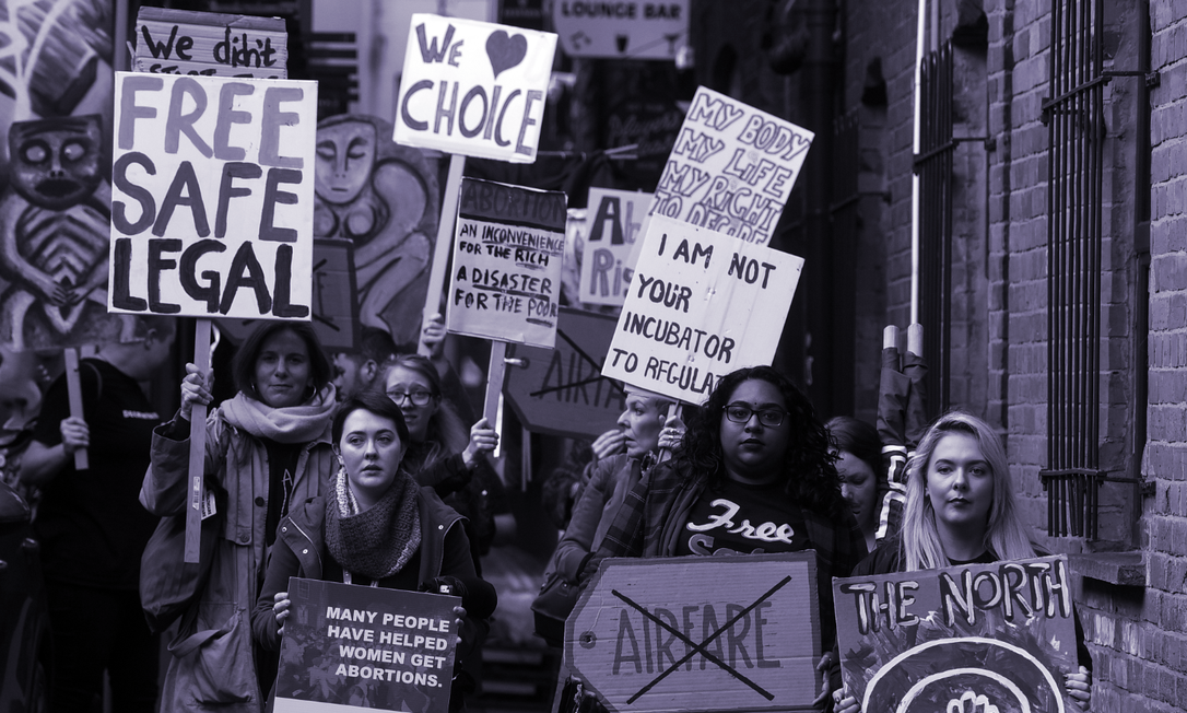 Mulheres protestam pelo direito ao aborto legal em Belfast, na Irlanda do Norte, em novembro de 2019. Procedimento foi legalizado em 31 de março Foto: Mary Turner/The New York Times