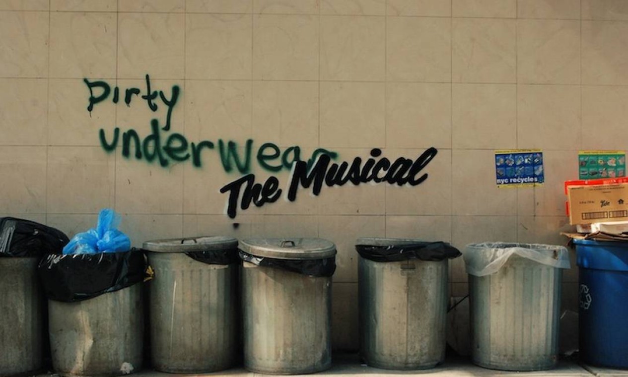 Uma das intervenções em que, segundo as palavras de Banksy, 'grafites aleatórios recebem uma maquiagem da Broadway' Foto: Divulgação